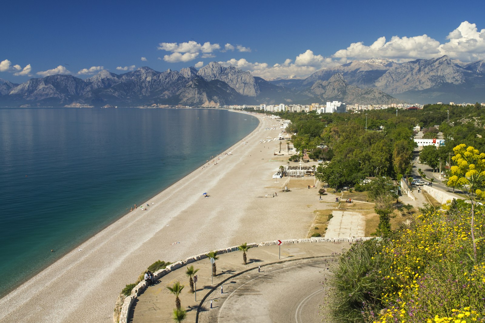 Konyaalti beach in Antalya with mountains