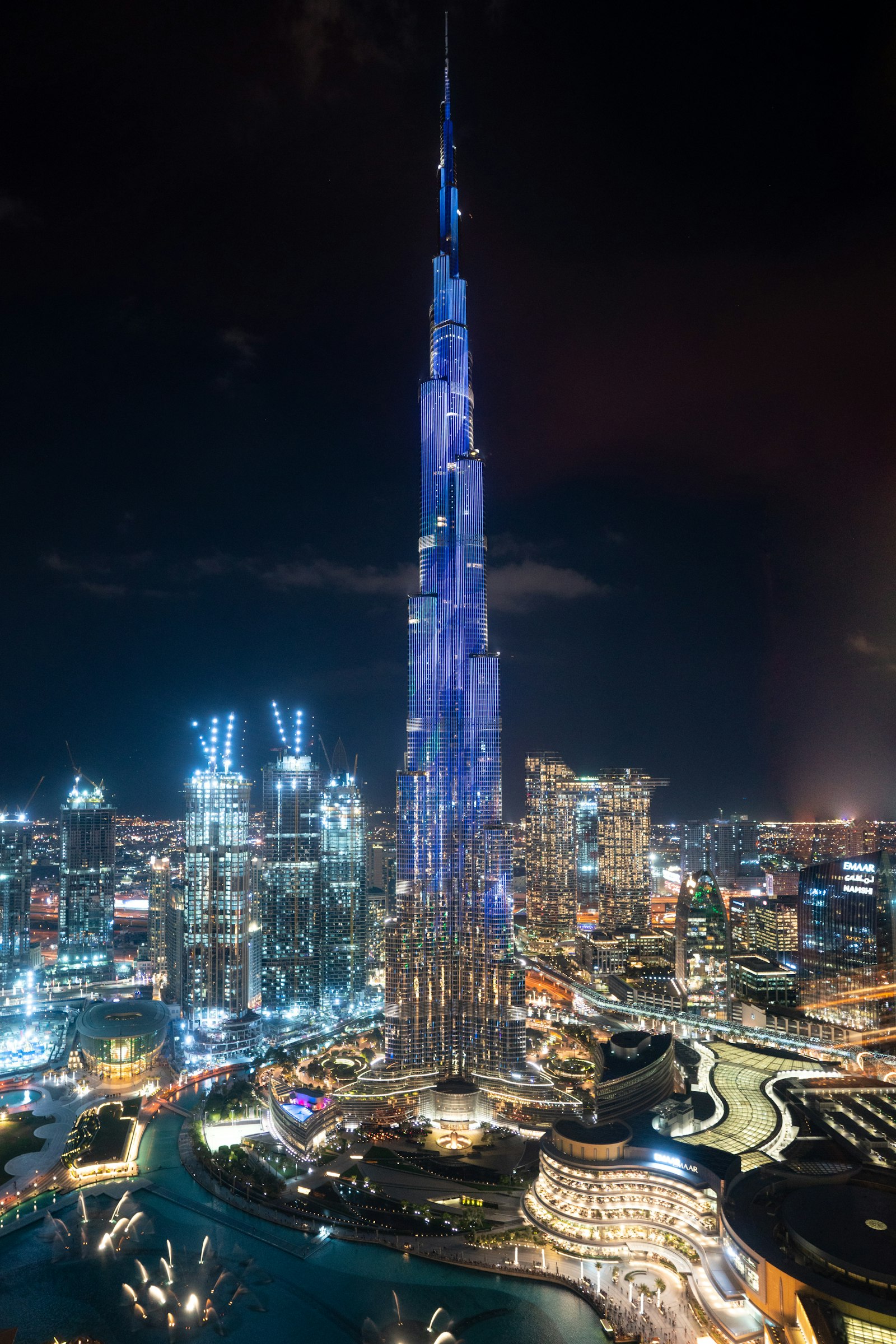 Family looking up at the Burj Khalifa from Dubai Mall waterfront