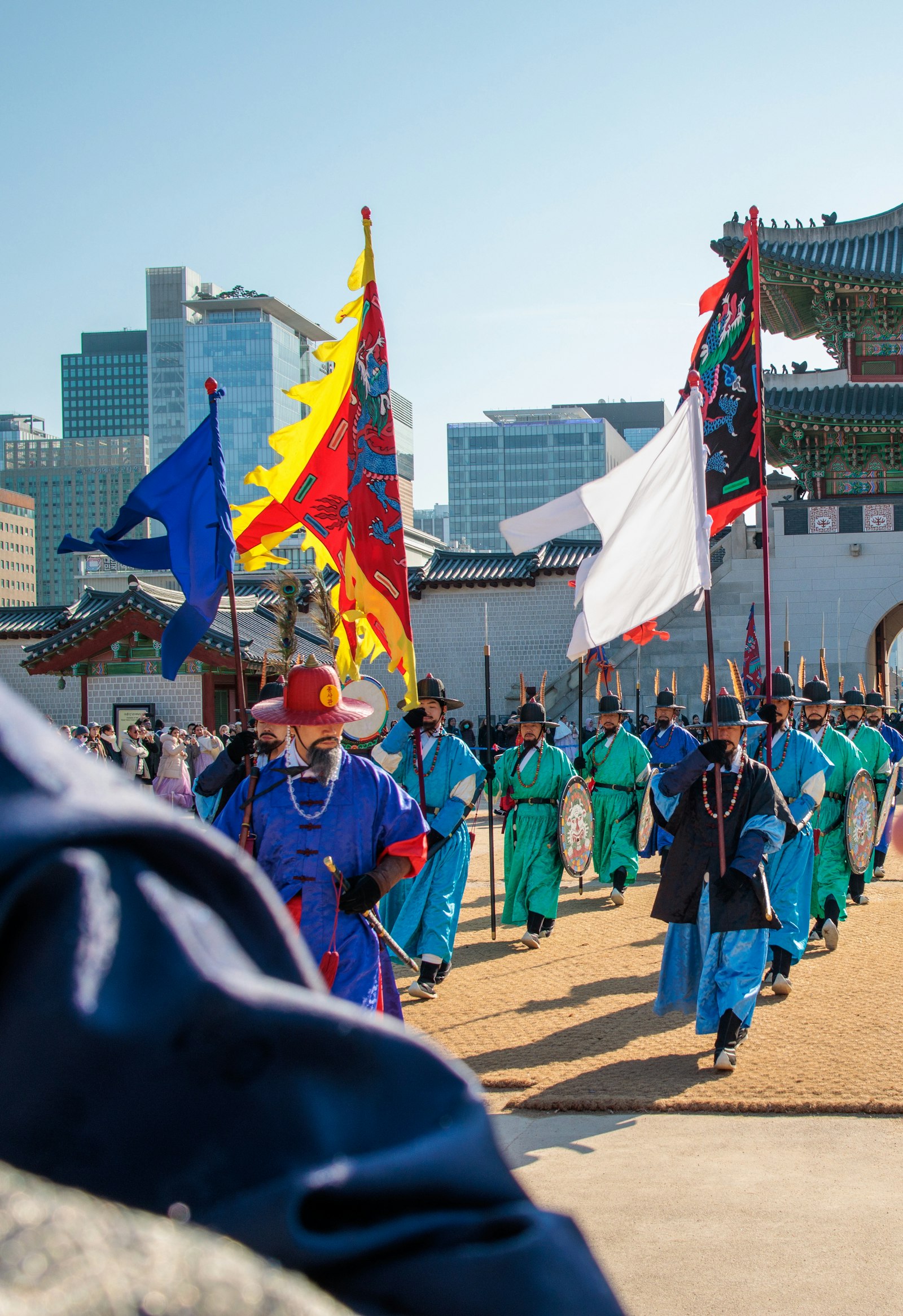 Royal guards in traditional dress at Gyeongbokgung Palace Gwanghwamun Gate in Seoul