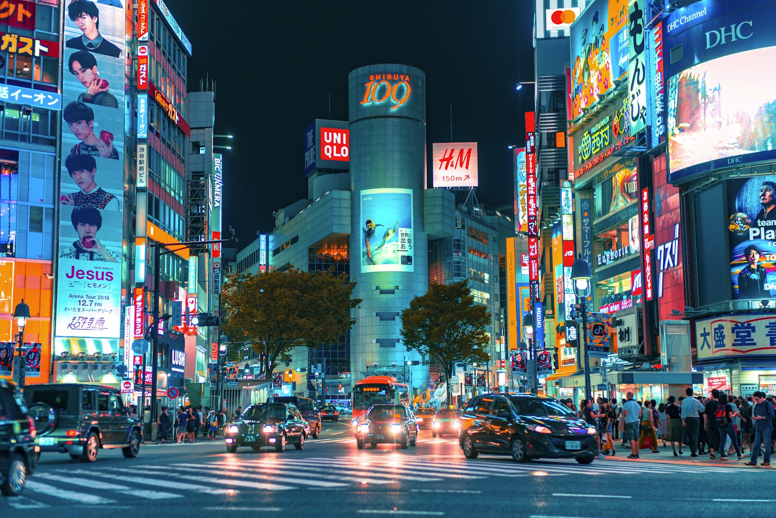 Senso-ji Temple's Kaminarimon gate and Nakamise shopping street in Asakusa, Tokyo