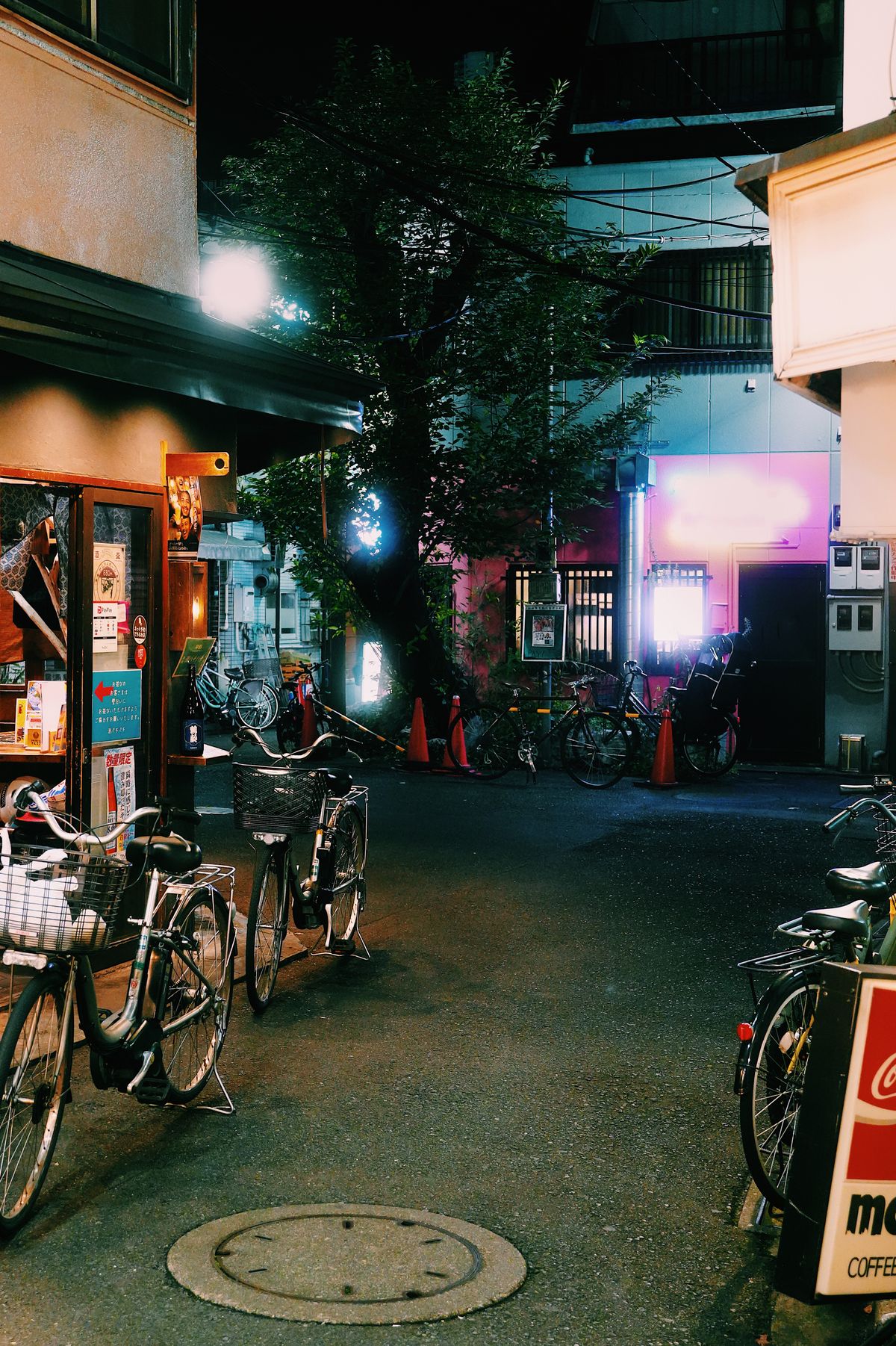 How much does a week in Japan cost - Tokyo street at night